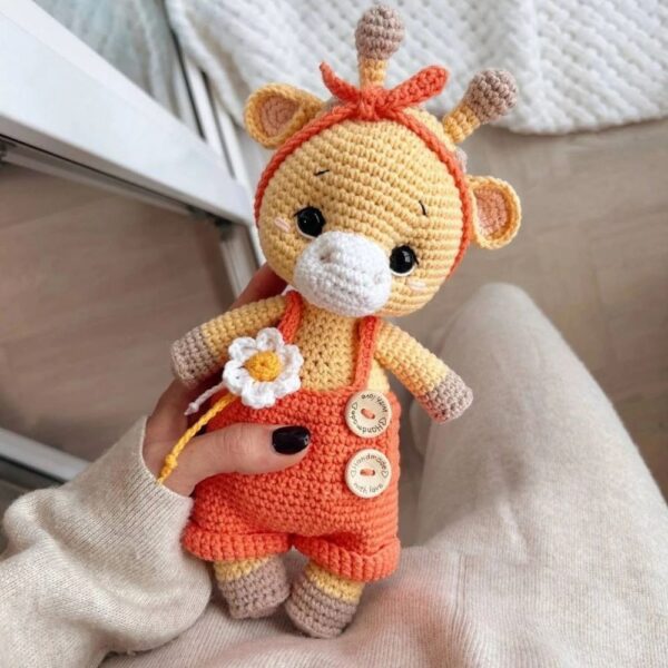 cuddle size amigurumi giraffe
