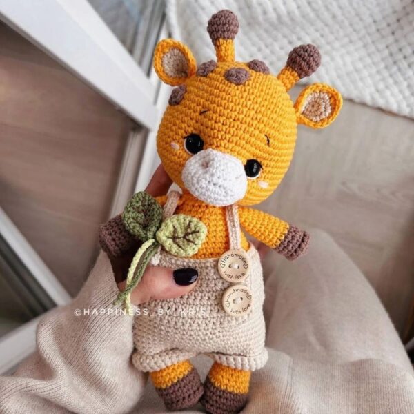 cuddle size amigurumi giraffe