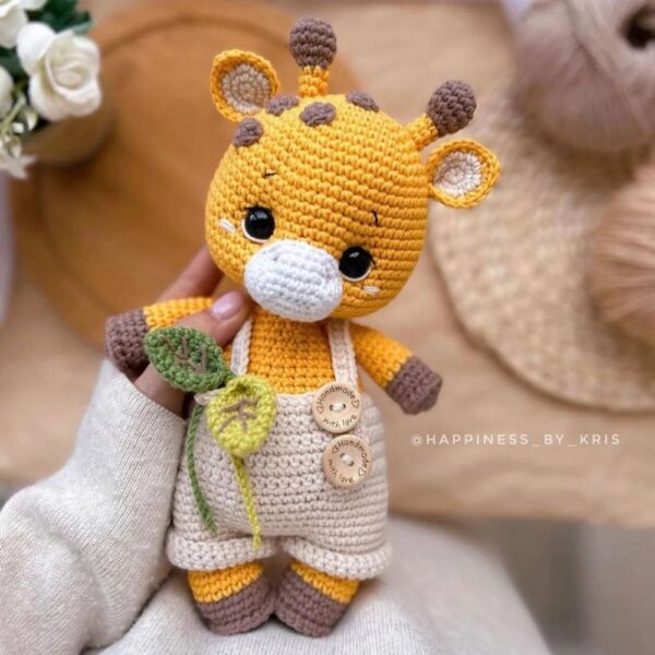 cuddle size amigurumi giraffe