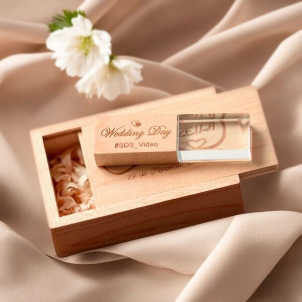 personalized crystal wooden usb drive in walnut/maple box